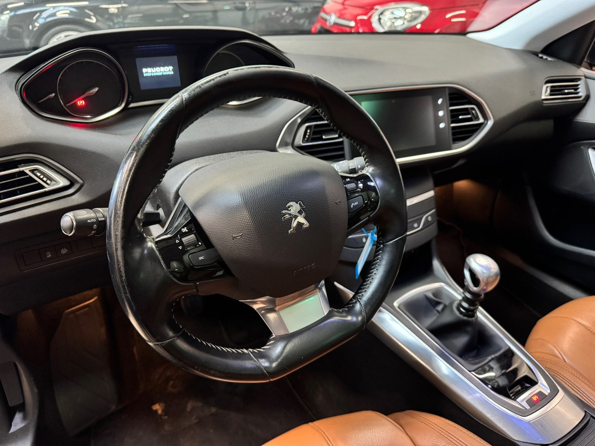 Foto 6 van Peugeot 308 SW 1.2 PureTech Blue Lease Premium / LEDER / PAN
