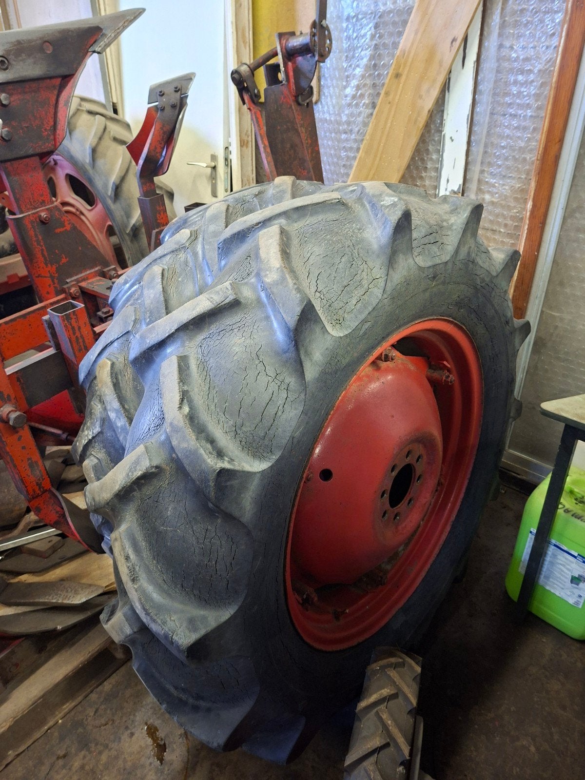 12.4 r28  achterwielen ford dexta, Ophalen