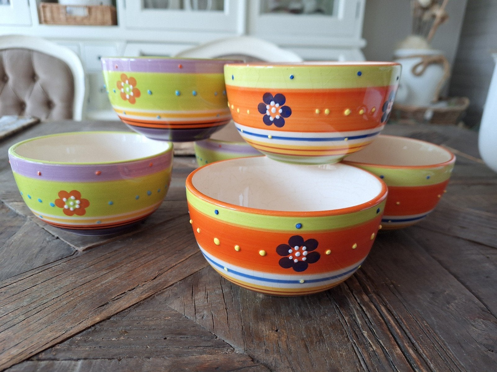 Set van 6 kleurrijke kommen met bloemmotief, Gebruikt, Handbeschilderd, Porselein of Keramiek, Schaal