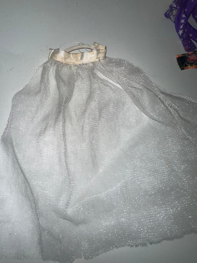 438 Barbie sluier - zilverkleurig met glitters, Ophalen of Verzenden, Gebruikt
