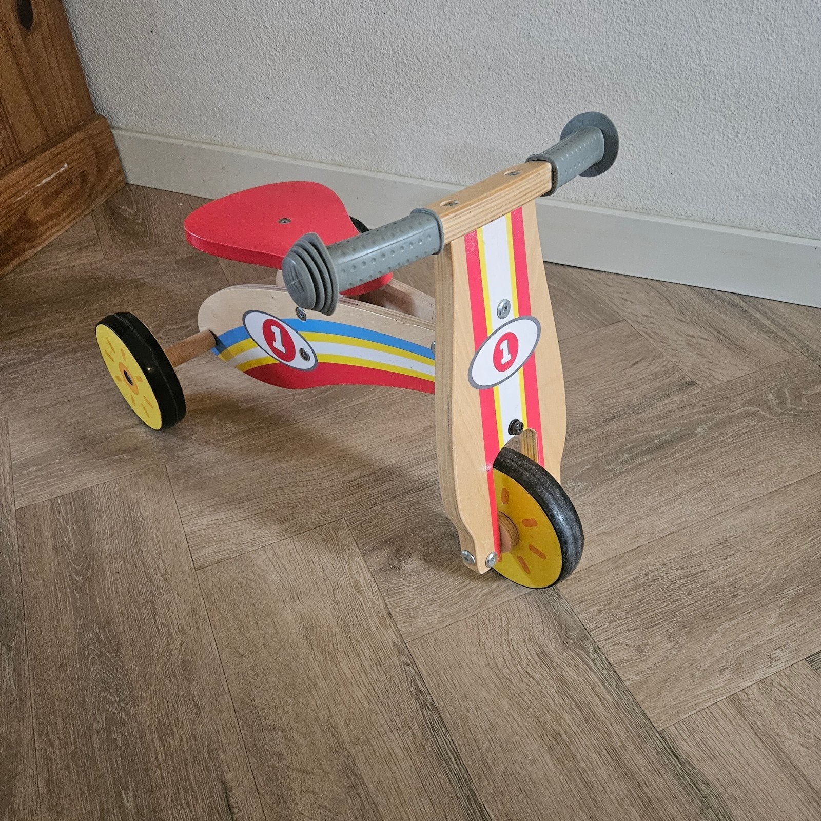Houten driewieler met racenummer 1, Ophalen, Gebruikt