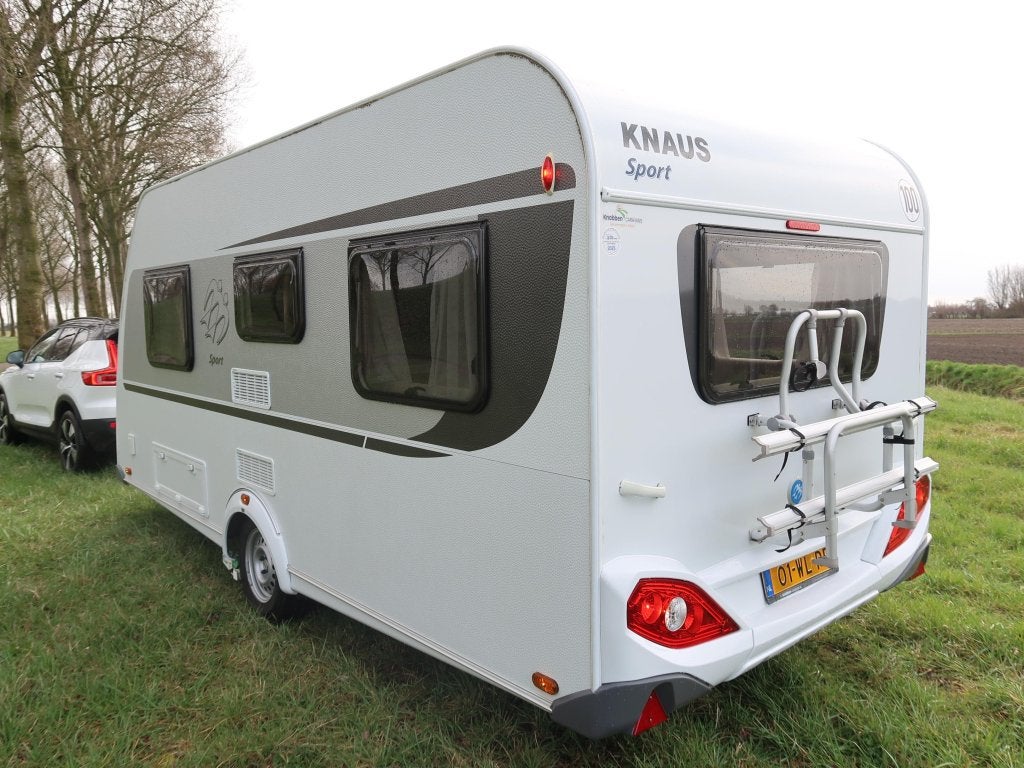 NIEUWSTAAT: Knaus Sport 450 FU / Unico luifel / 1e eigenaar, Caravans en Kamperen, Caravans, Rondzit, Bedrijf, Knaus, Schokbreker
