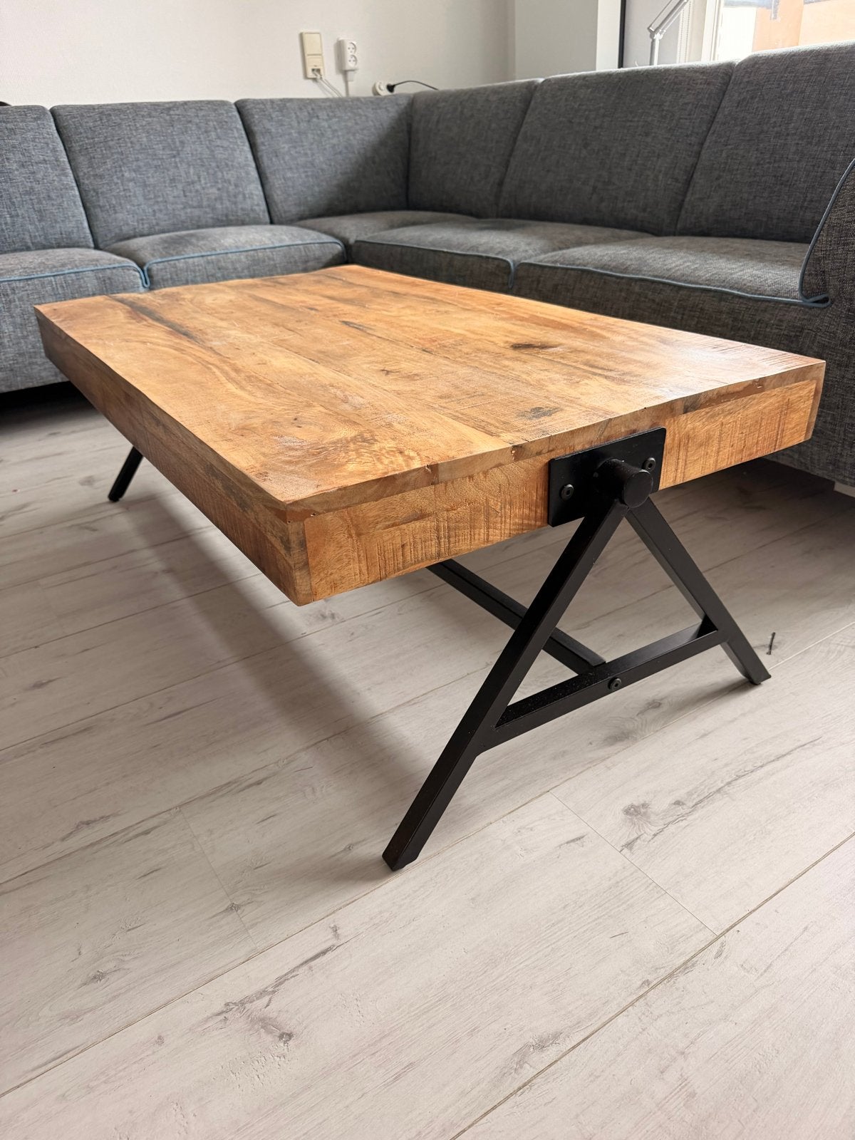 Salontafel Mangohout met Zwarte Stalen Poten, Huis en Inrichting, Ophalen, 100 tot 150 cm, 50 tot 100 cm, Overige houtsoorten