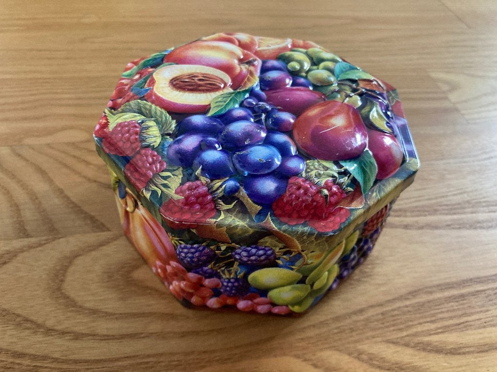 Blikken trommel 6-hoekig met fruitmotief in reliëf vintage, Ophalen of Verzenden, Gebruikt, Overige