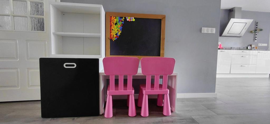 Kinder speelhoek: kast, tafel, stoelen en schoolbord, Ophalen, Gebruikt