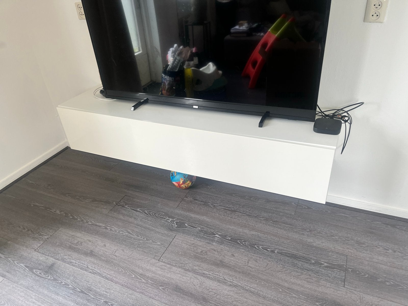 Witte zwevende tv-meubel met opbergruimte, Ophalen, Overige materialen, Gebruikt, 100 tot 150 cm