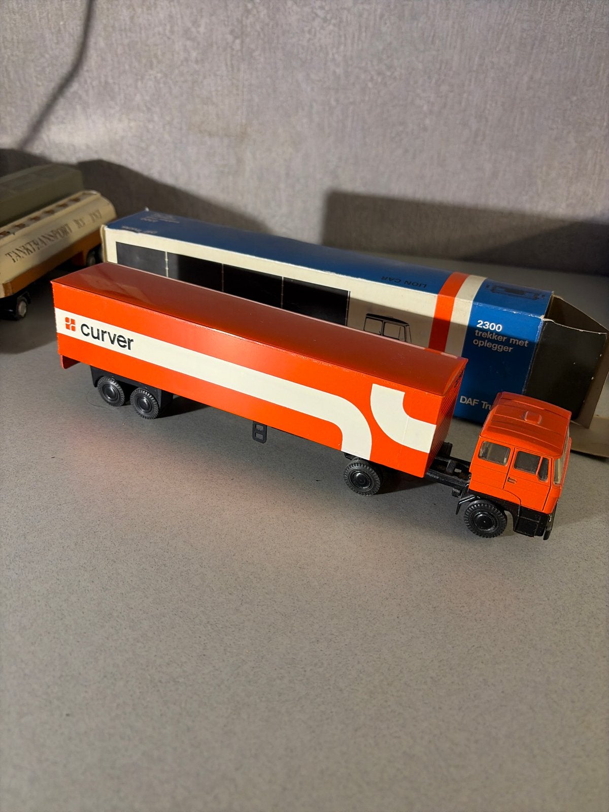 DAF 2300 trekker met oplegger Curver - Lion Toys, Ophalen of Verzenden, Zo goed als nieuw, Bus of Vrachtwagen, Lion Toys