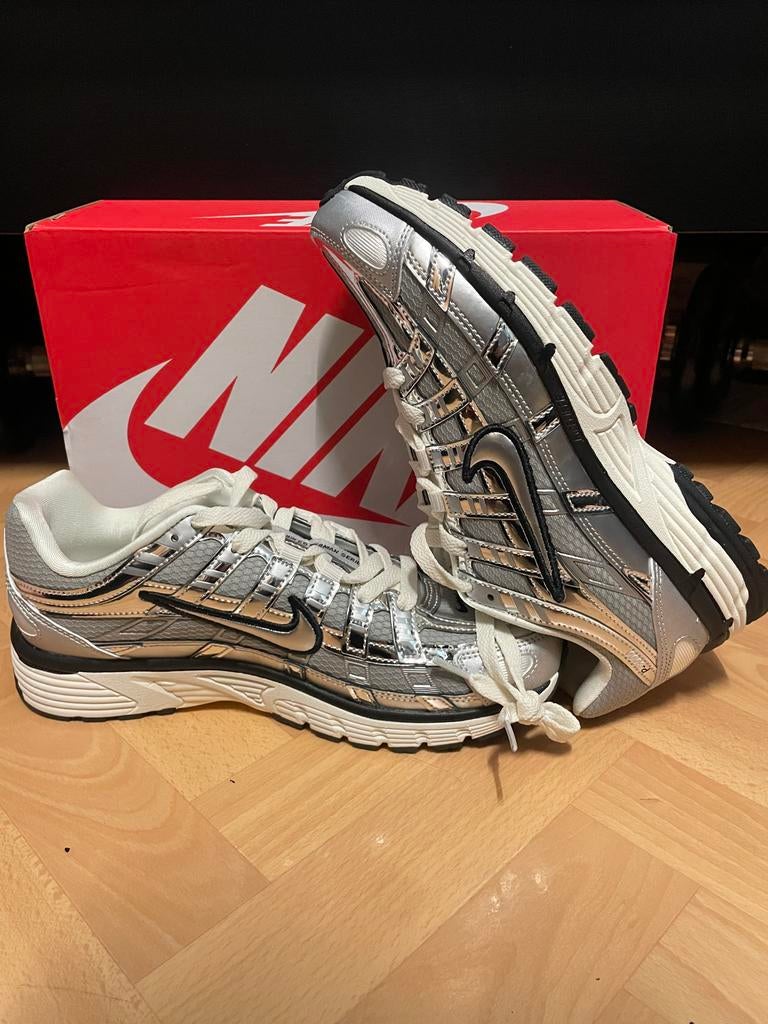 Nike P-6000 Metallic Silver, Kleding | Dames, Schoenen, Ophalen of Verzenden, Nieuw, Overige kleuren, Sneakers of Gympen