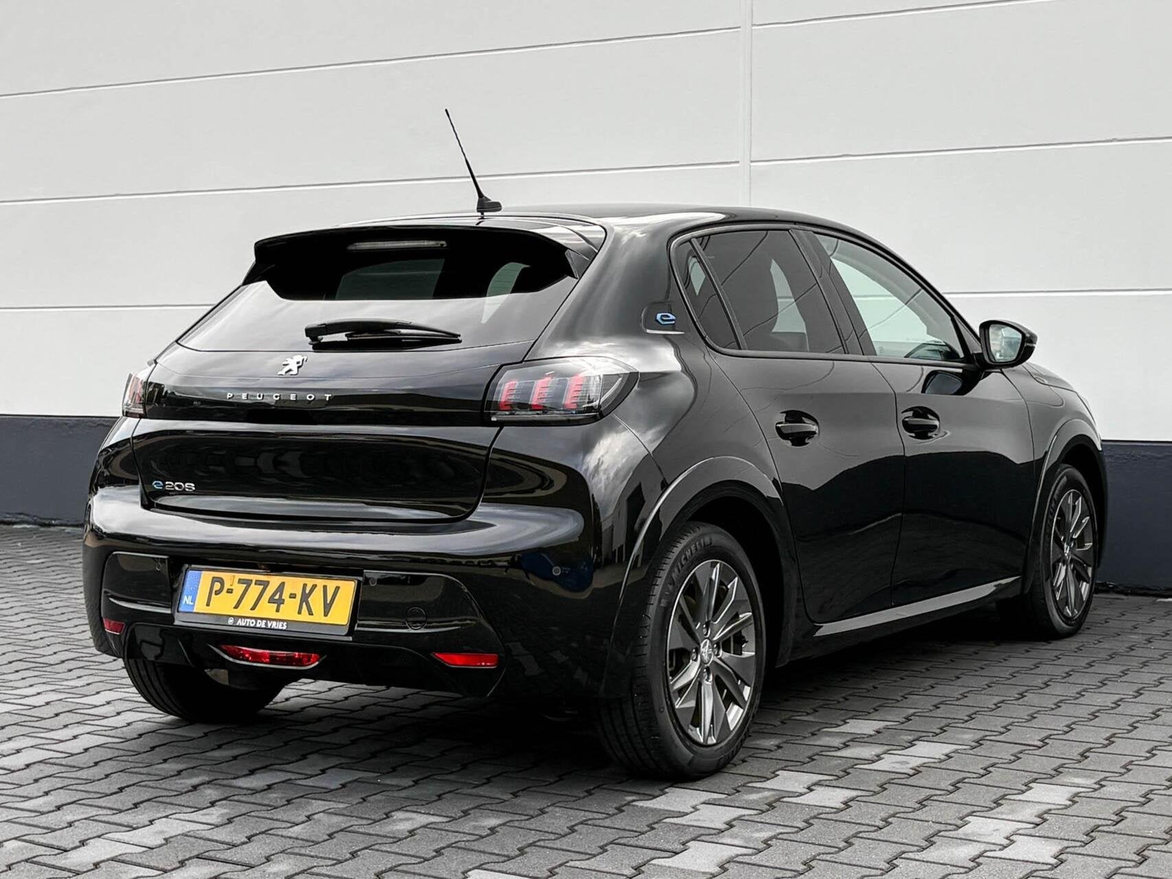 Peugeot e-208 EV Allure Pack 50 kWh 3-fase | SOH 92% | Navig, Dealer onderhouden, 136 pk, Gebruikt, Zwart