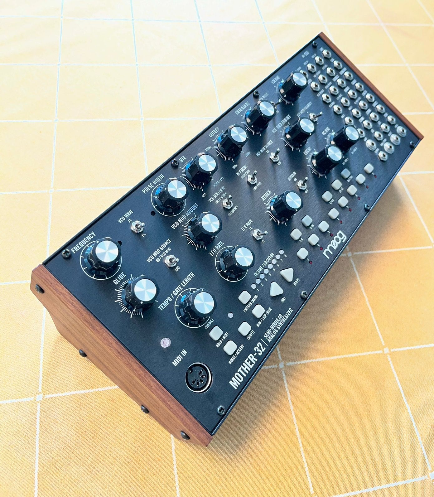 Moog Mother-32 semi-modulaire analoge synthesizer, Overige merken, Zo goed als nieuw, Met midi-aansluiting, Overige aantallen
