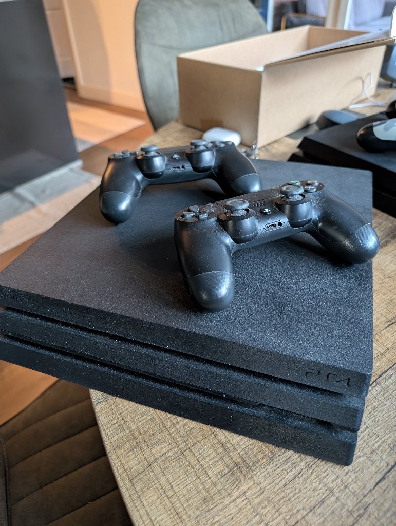 PlayStation 4 Pro 1TB + 2 Controllers – Model CUH-7116B, Spelcomputers en Games, Ophalen, Gebruikt, Met 2 controllers, 1 TB