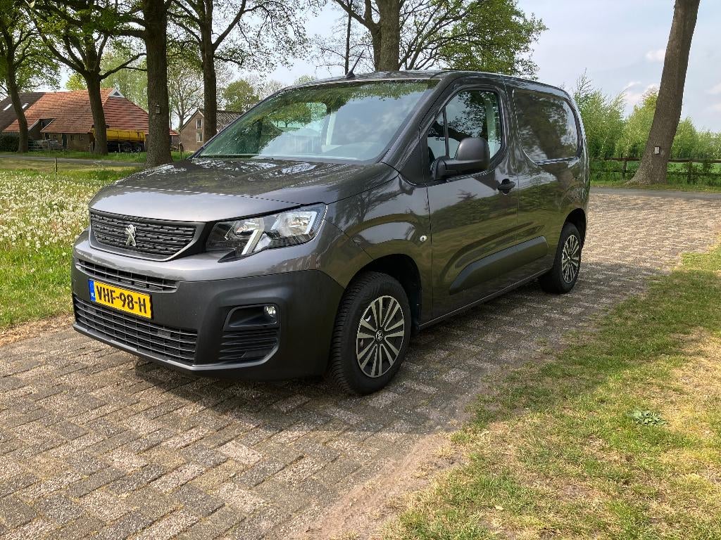 Peugeot Partner 1.5 Bluehdi 100pk 650kg 3-zits 2020 Grijs, Auto's, Bestelauto's, Stof, 4 cilinders, Particulier, Parkeersensor