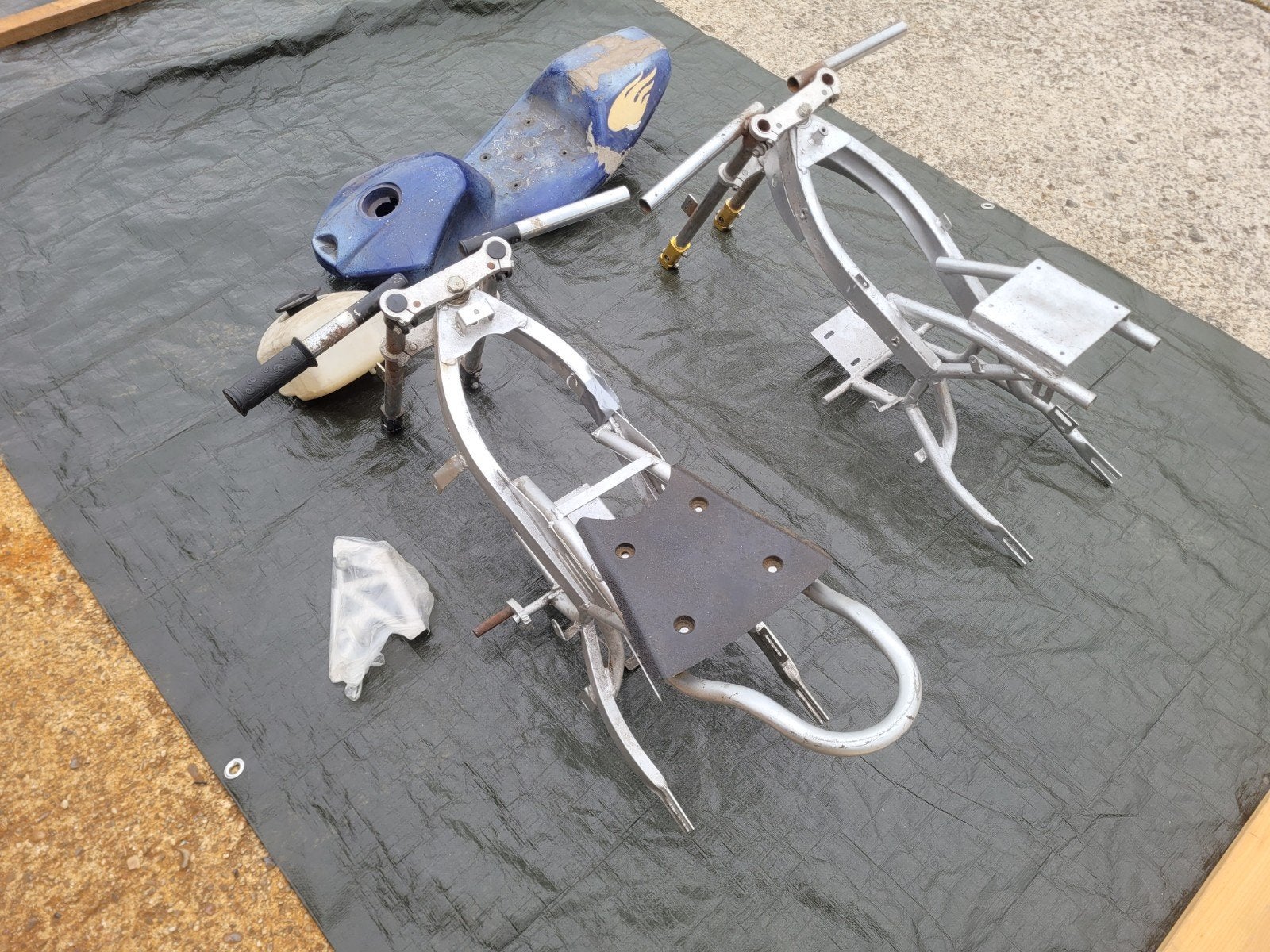 Minibike onderdelen 2x frame met tank, Ophalen, Gebruikt, Overige typen