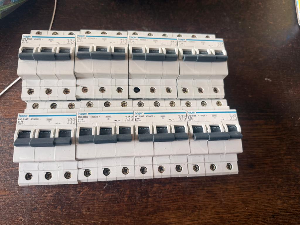 Hager 3polige c16 automaten 8stuks, Ophalen of Verzenden, Zo goed als nieuw