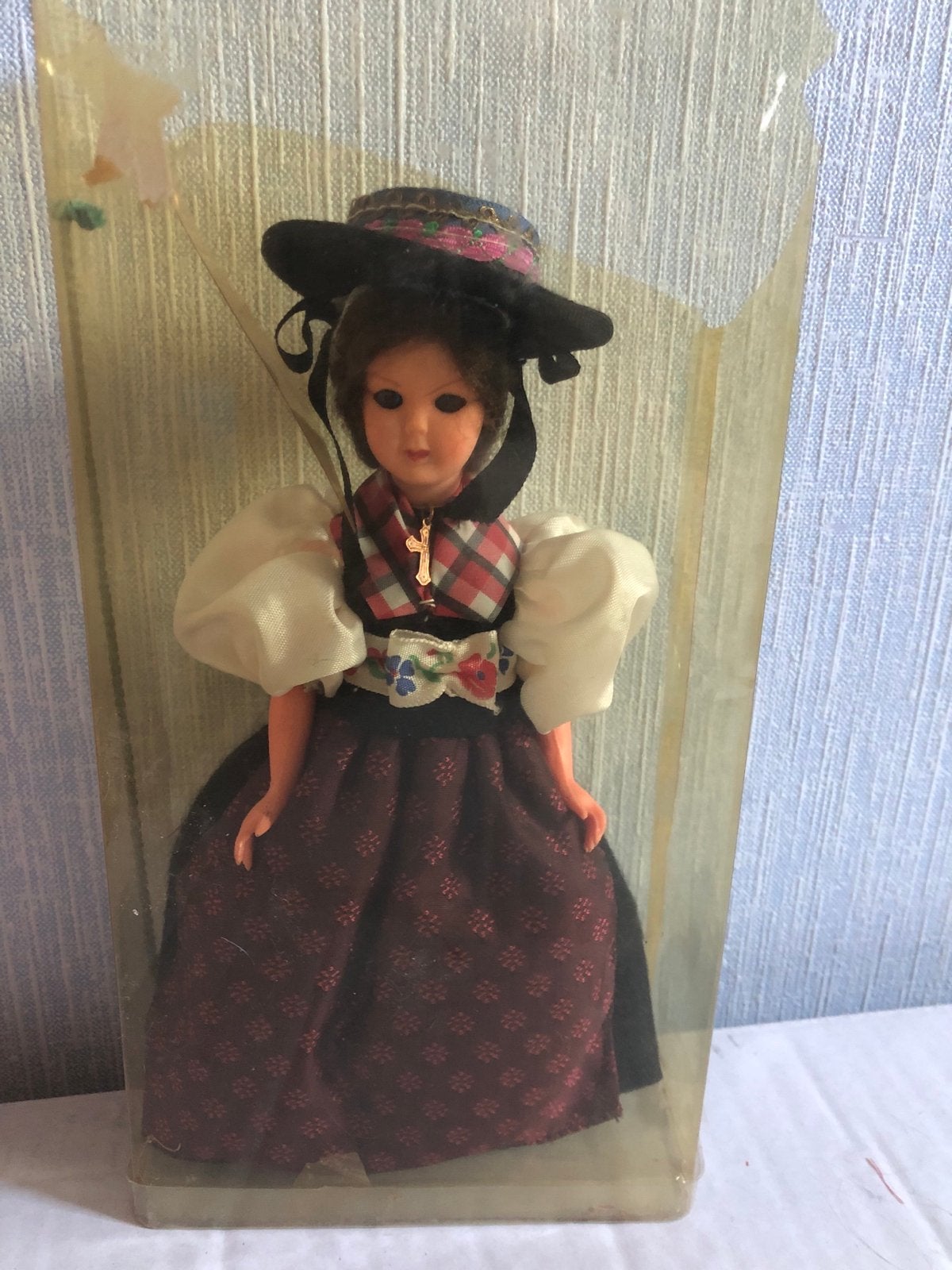 Vintage pop in traditionele klederdracht, Ophalen of Verzenden, Gebruikt, Pop