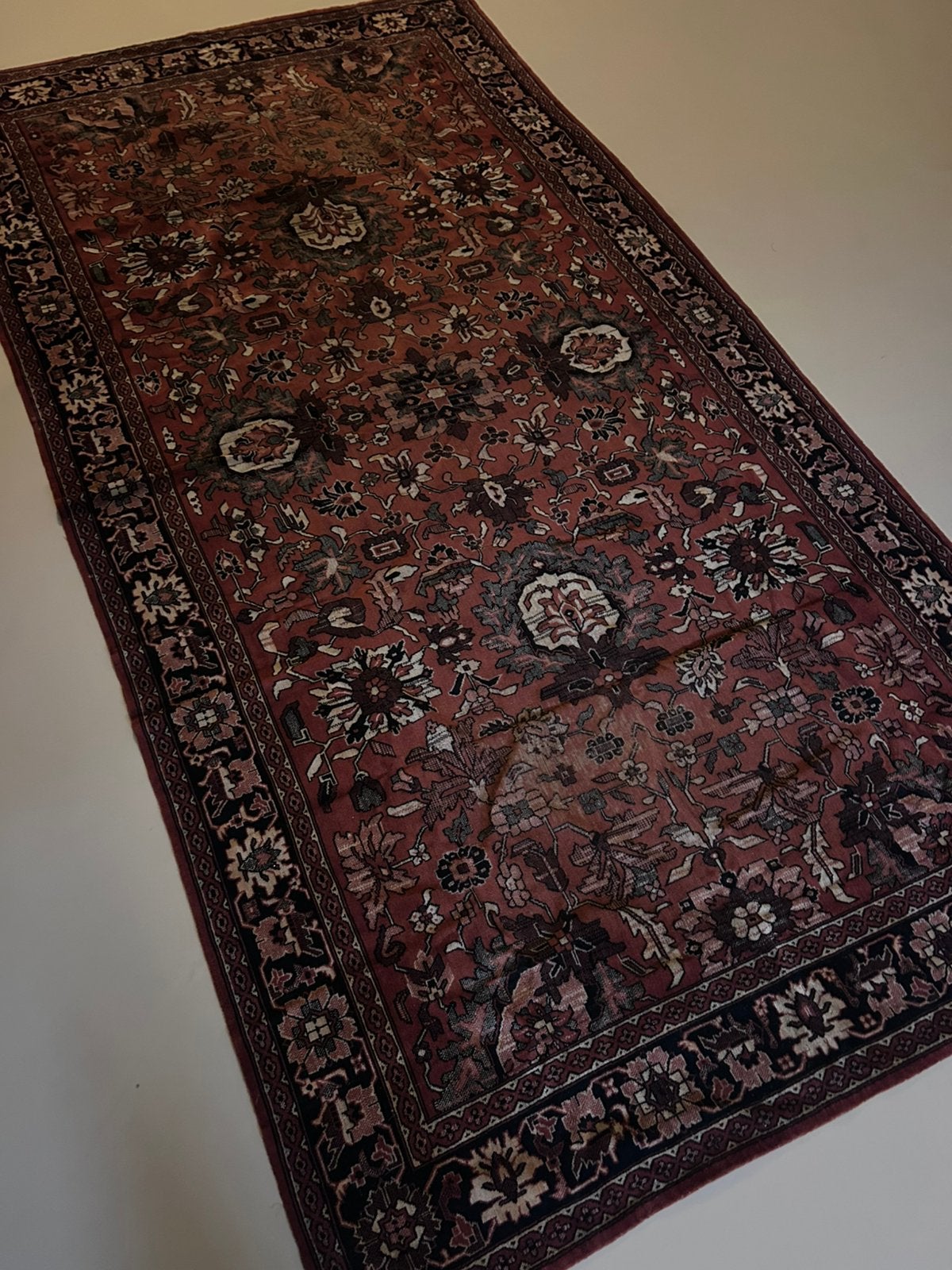 Groot kleed vloerkleed tafelkleed tapijt rood 131 x 262 cm, 200 cm of meer, Ophalen of Verzenden, Zo goed als nieuw, Rechthoekig
