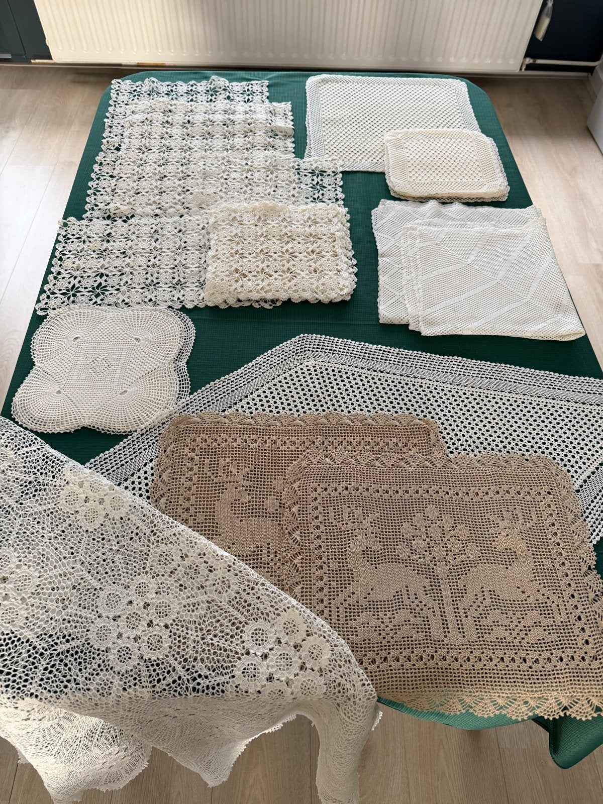 Set gehaakte kleedjes, bijzettafel kleed en 2 kussenhoezen, Ophalen of Verzenden, Zo goed als nieuw