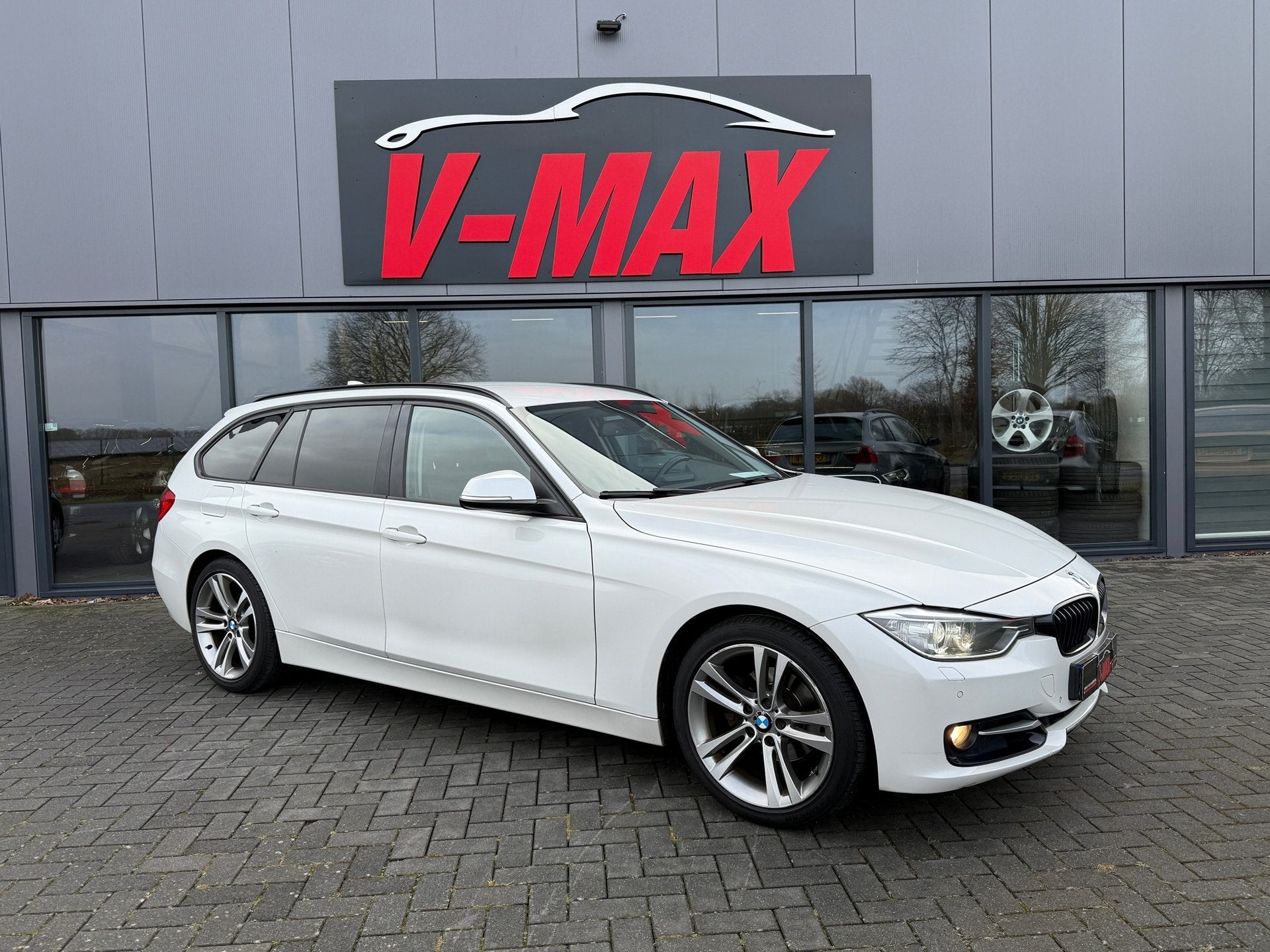 BMW 320i Touring AUT Sport Executive Leder Xenon Pdc Stoelve, Automaat, Achterwielaandrijving, Gebruikt, 4 cilinders