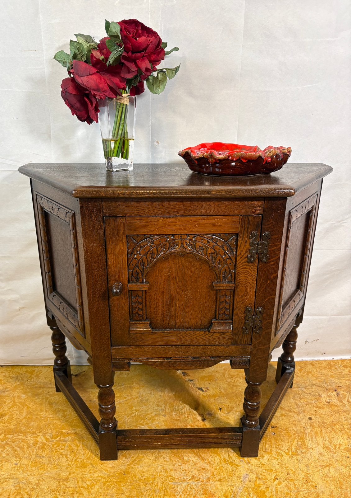 Gratis bezorging!Vintage Old CharmEngelbijzettafelkastje1970, Huis en Inrichting, Old Charm Furniture, Gebruikt, Old Charm Furniture