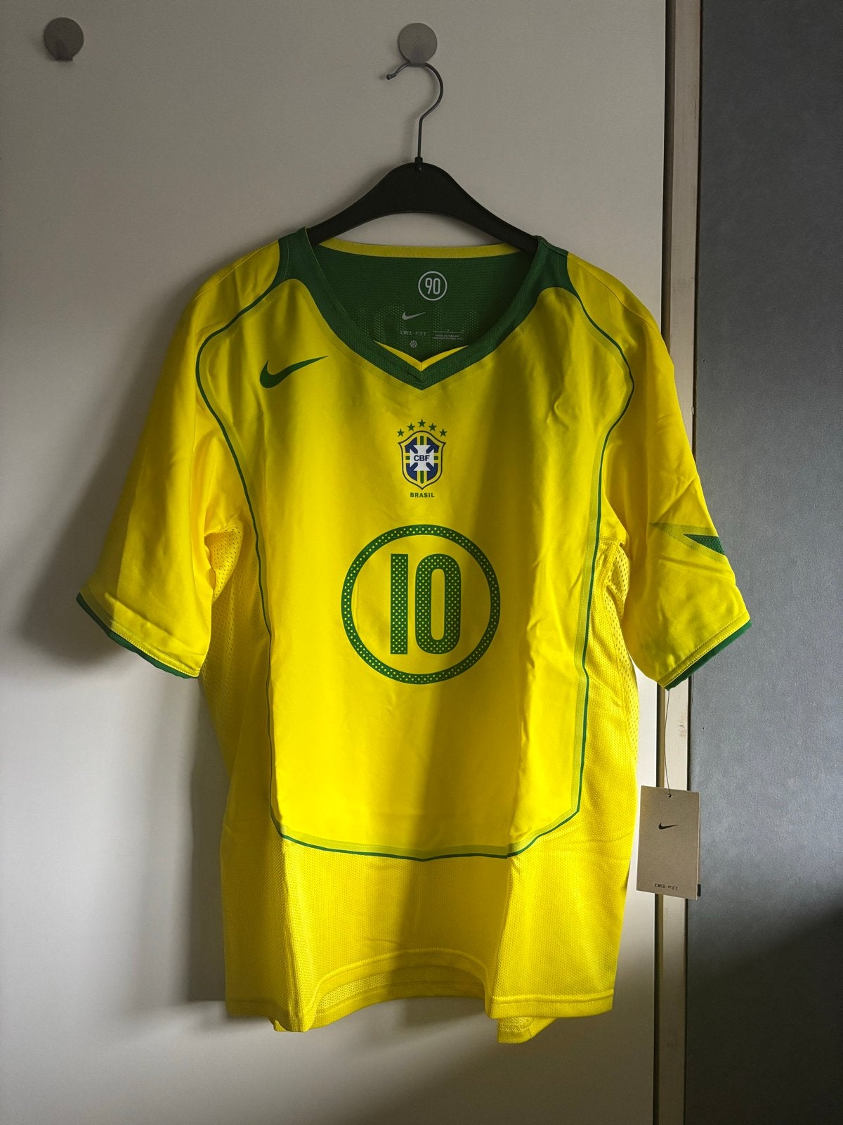 Nike Brazilië Thuisshirt Ronaldinho #10 Maat L Nieuw, Ophalen of Verzenden, Nieuw, Maat 52/54 (L), Geel