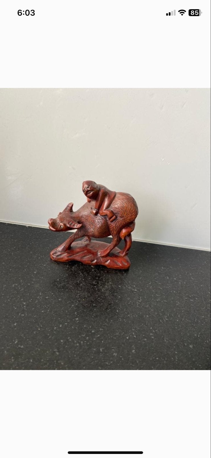 Houten beeld: buffel met aapje op rug, Minder dan 20 cm, Ophalen of Verzenden, Beeld, Hout