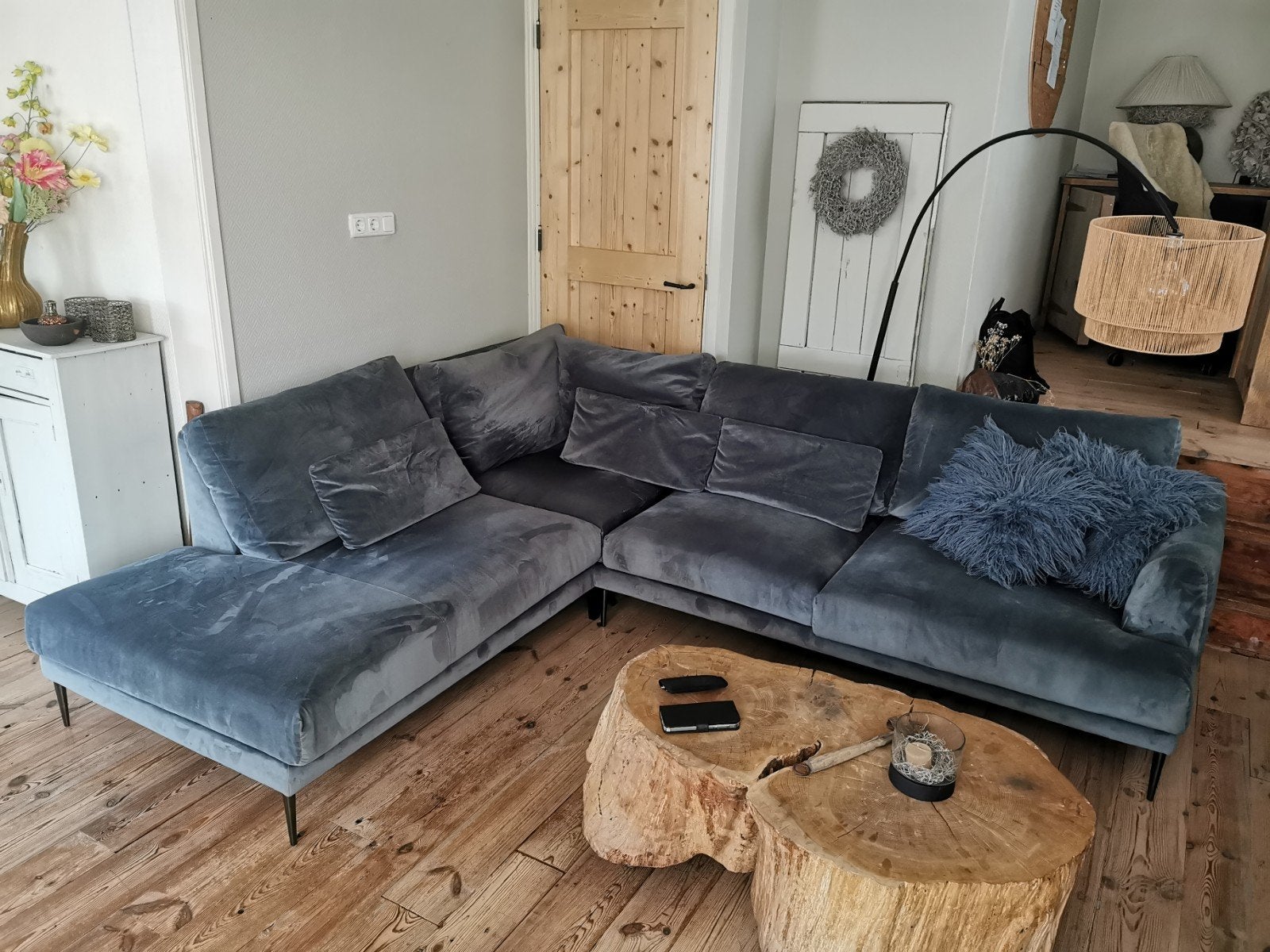 Grote hoekbank van stof velours in grijs/blauw, Huis en Inrichting, Banken | Bankstellen, Ophalen, 250 tot 300 cm, Gebruikt, Hoekbank