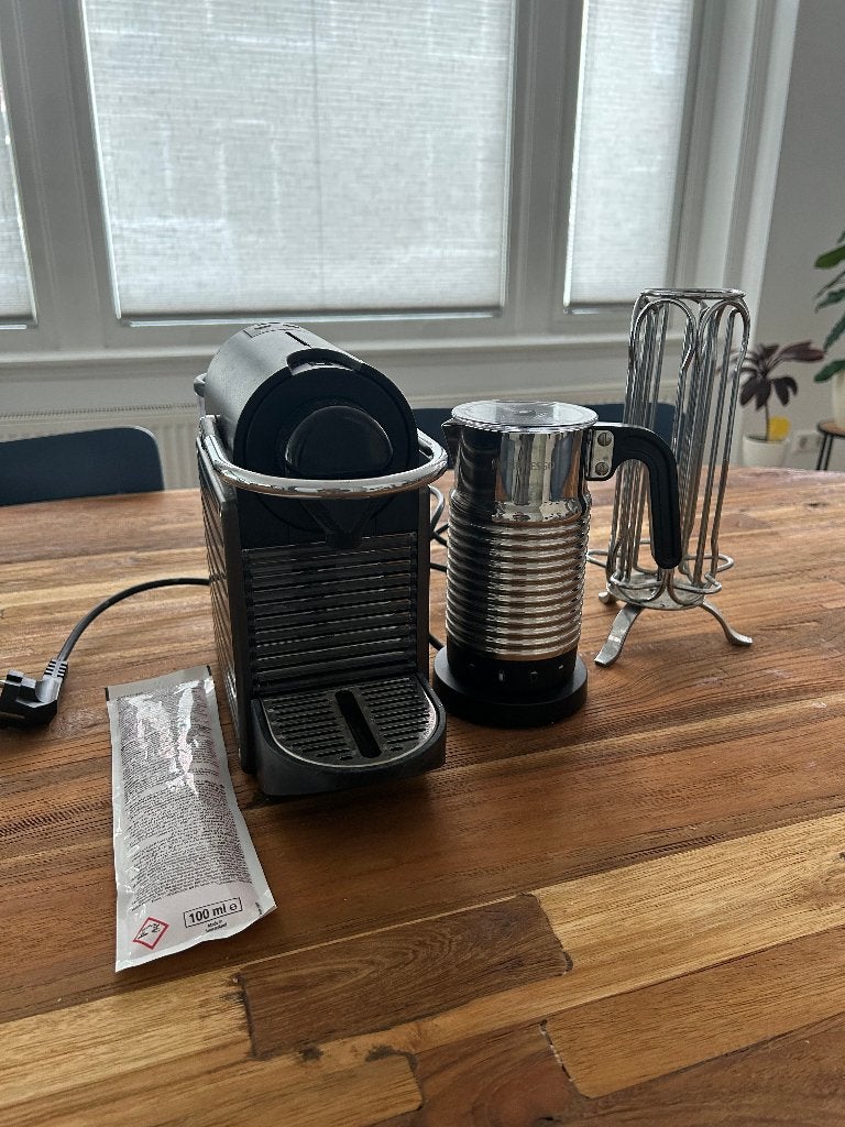 Nespresso koffiezetapparaat en melkopschuimer, Gebruikt, Koffiemachine, Ophalen of Verzenden, 1 kopje