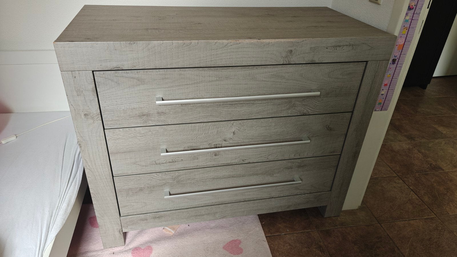 Kinderkamer: bed, commode en plank., Ophalen of Verzenden, 50 tot 70 cm, 100 cm of meer, 90 tot 105 cm