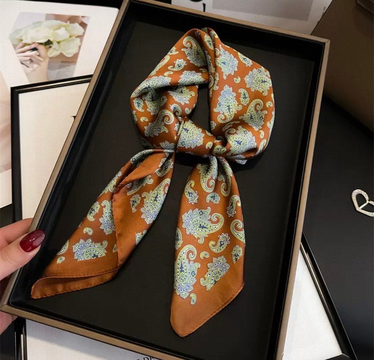 Satijnen sjaal 70cm vierkant, Kleding | Dames, Mutsen, Sjaals en Handschoenen, Verzenden, Zo goed als nieuw, Sjaal