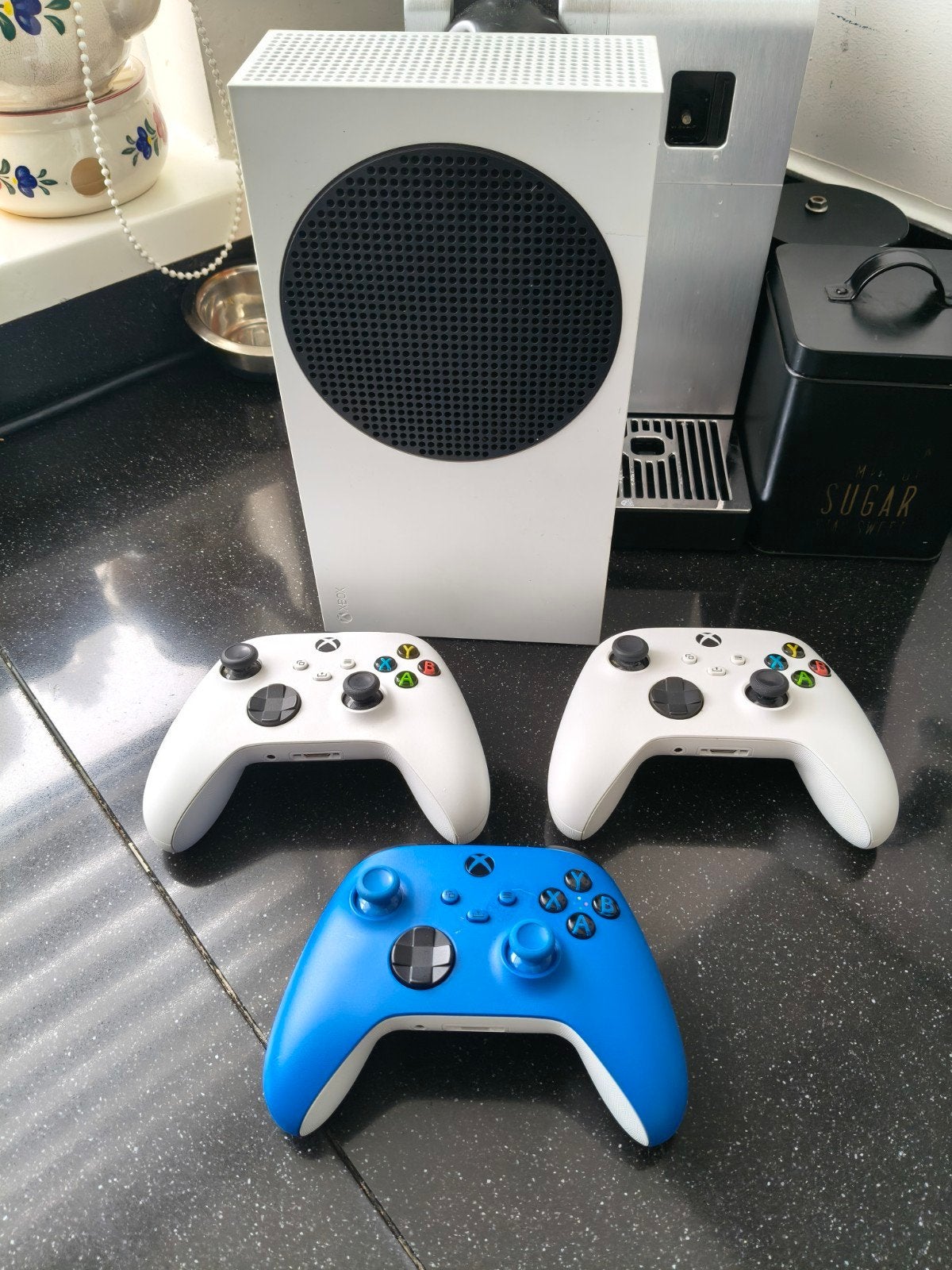 Xbox Series s 3 controllers
