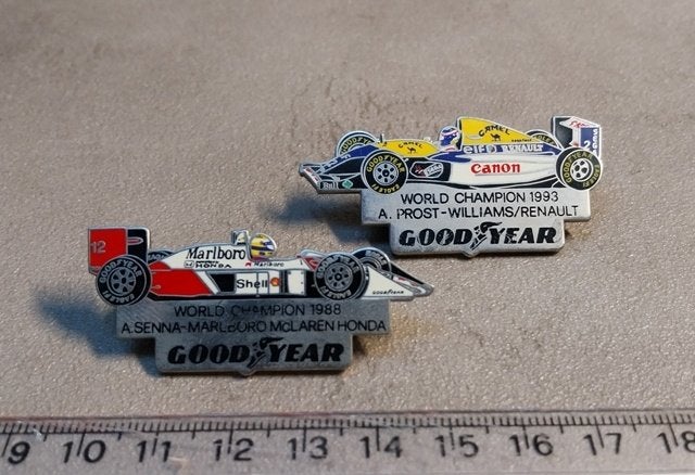F1 Goodyear pins – Senna 1988 & Prost 1993 – Vintage, Verzamelen, Ophalen of Verzenden, Gebruikt, Overige sporten, Overige typen