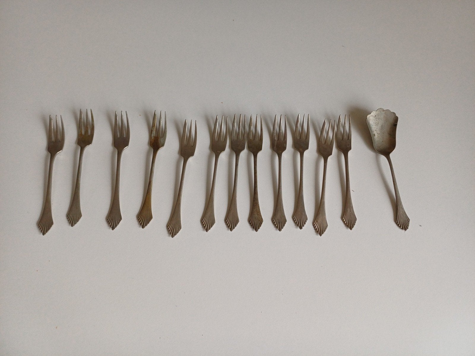 Set van 12 gero verzilverd vorken en een suikerschep, Antiek en Kunst, Ophalen of Verzenden