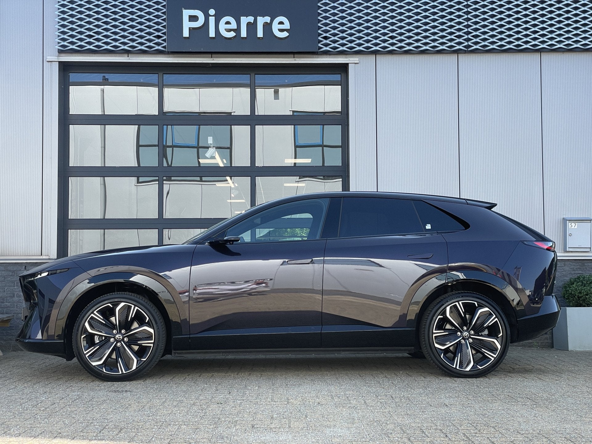 Mazda CX-6e Takumi Plus 78 kWh | DIGITALE SPIEGELS | PANO DA, Automaat, Achterwielaandrijving, Overige kleuren, 6e