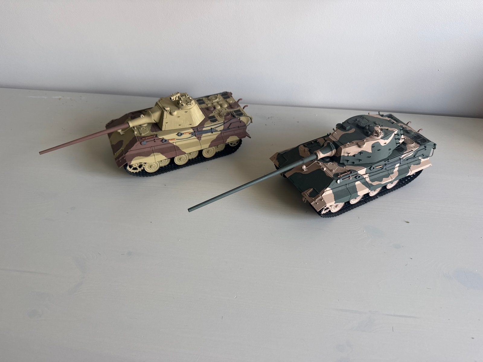 2x Konigstiger tanks, waarvan 1 met nachtzicht, Ophalen of Verzenden, Gebruikt, Groter dan 1:32, Tank