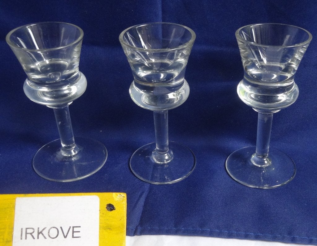 DRIE JENEVERGLAZEN OP VOET * Neppers *, Verzamelen, Verzenden, Zo goed als nieuw, Borrel- of Shotglas