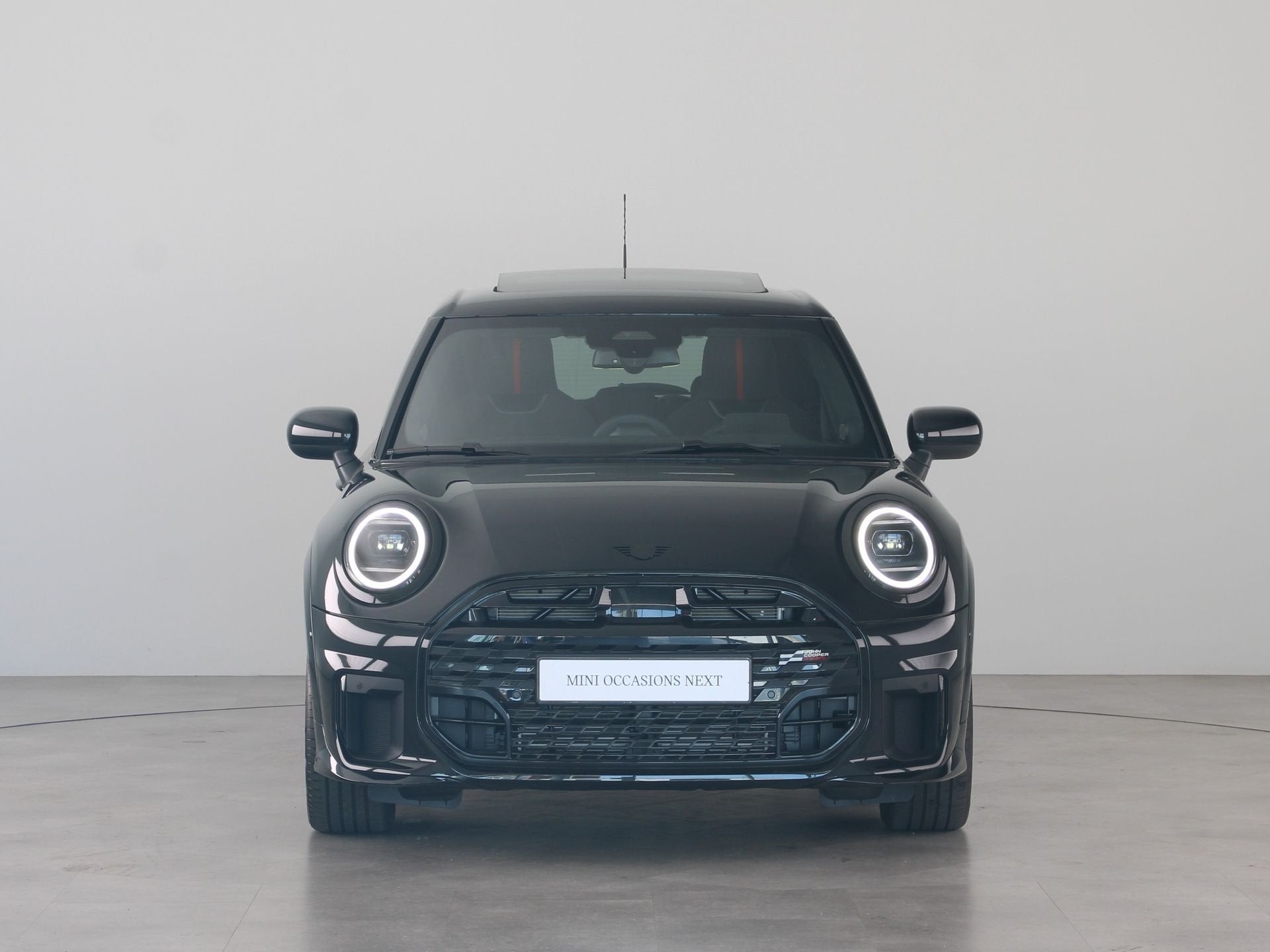 MINI 5-deurs Cooper John Cooper Works Pakket M PRIVATE LEASE, Auto's, Dealer onderhouden, 156 pk, Parkeerassistent, Zwart