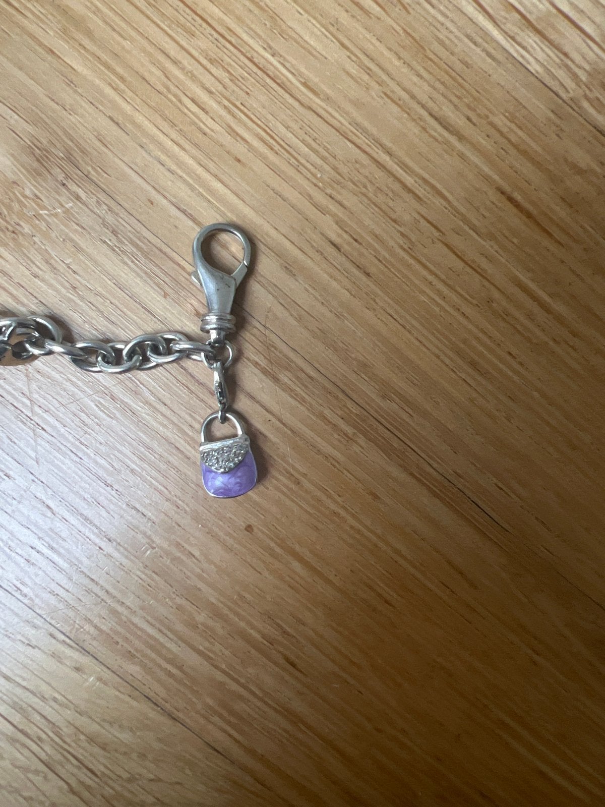 Zilveren bedel tasje met paarse details en strass, Overige merken, Ophalen of Verzenden, Zo goed als nieuw, 1 bedel