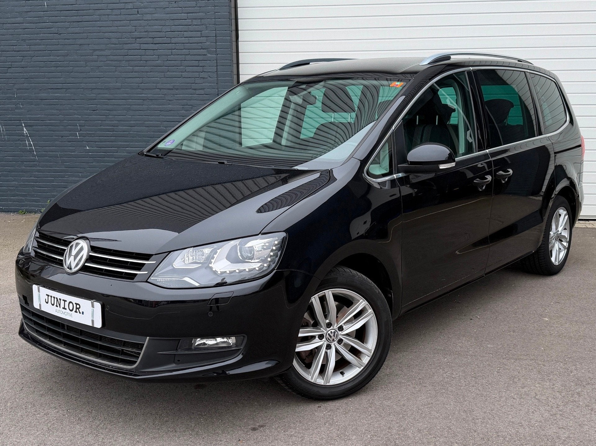 Volkswagen Sharan 1.4 TSI Highline AUTOMAAT/7PERSOONS/DEALER, 15 km/l, 150 pk, Zwart, 102 €/maand