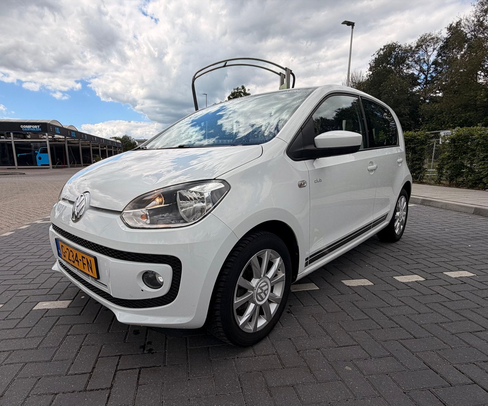 Volkswagen up!  Club 1.0 55KW/75PK 5-DRS 2016 Wit, Voorwielaandrijving, Stoelverwarming, 74 pk, 4 stoelen