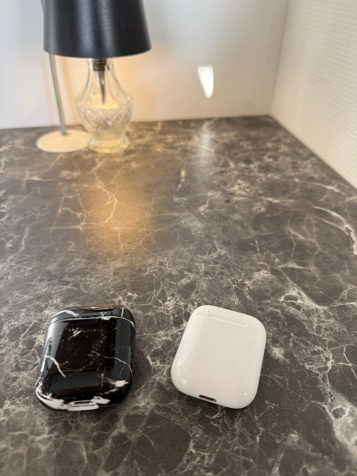 Apple AirPods cases (één met oortjes, één zonder), Ophalen, Gebruikt, Wit, Apple