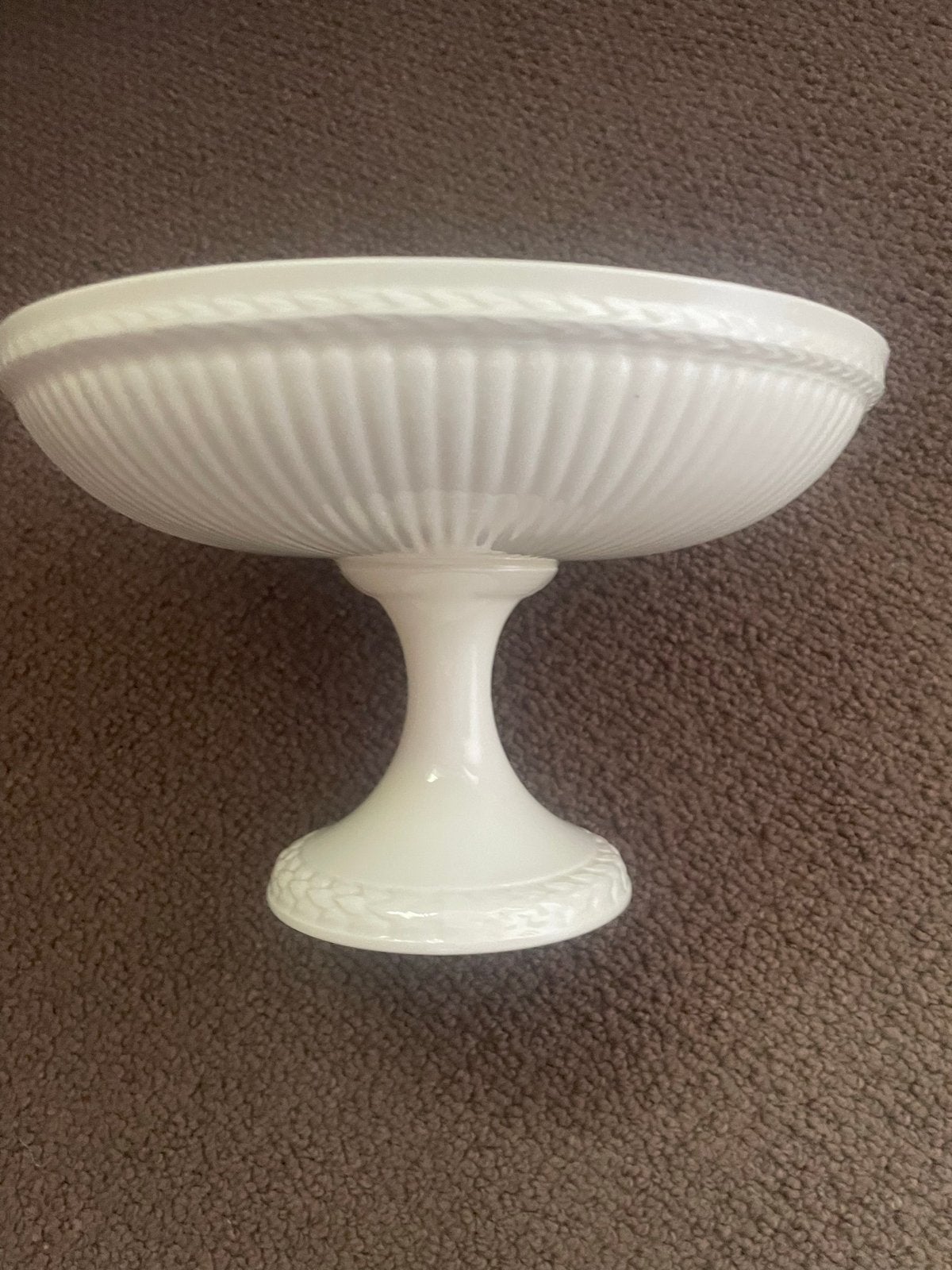 Wedgwood Edme schaal op voet - 15 cm hoog, 24 cm doorsnede, Ophalen, Gebruikt, Klassiek, Schaal of Schalen
