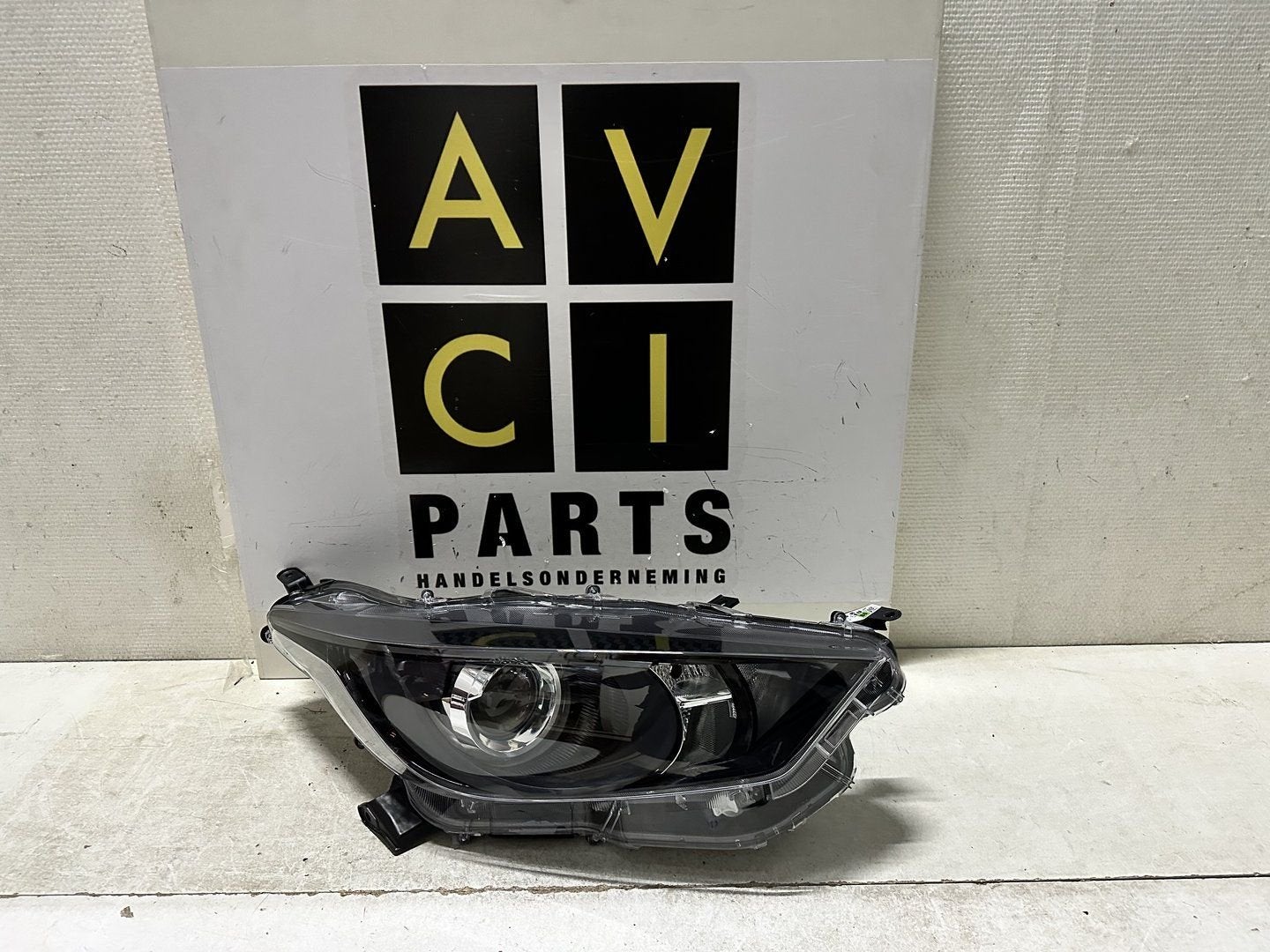 Koplamp Toyota Yaris IV HYBIRD P21 led rechts Origineel, Gebruikt, -, -, Ophalen of Verzenden