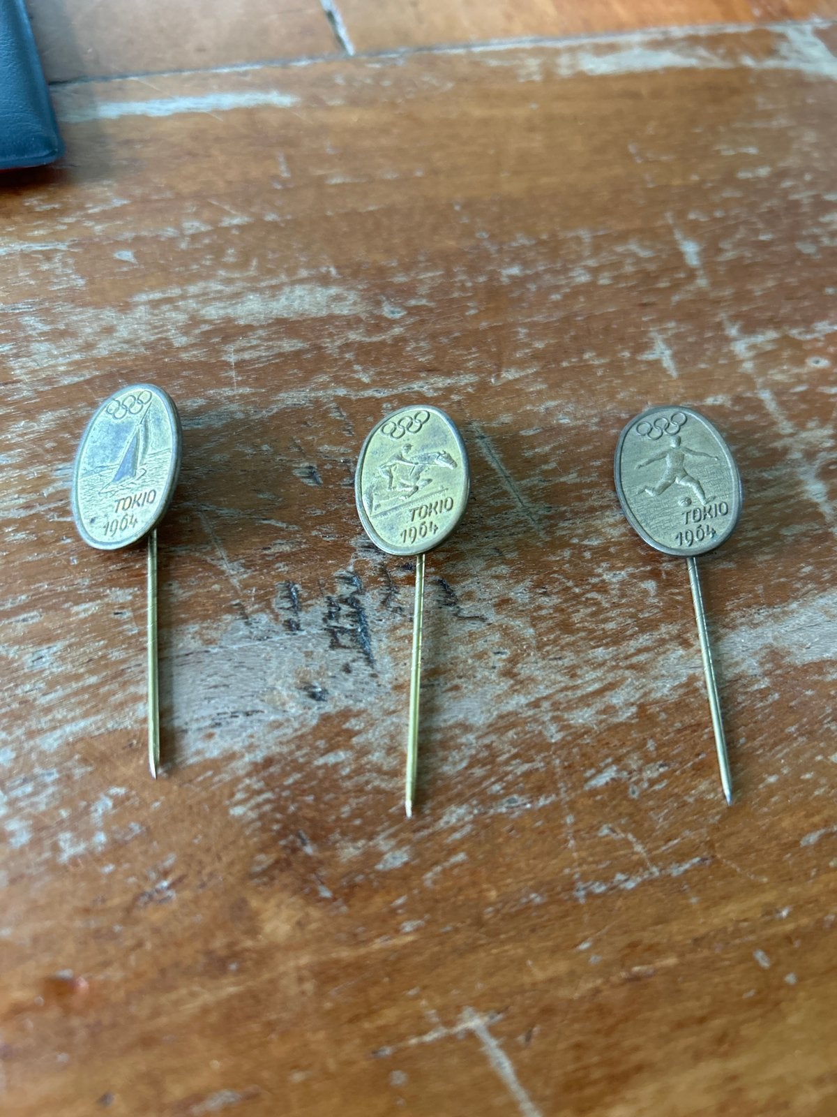 Vintage Tokio 1964 Olympische Speldjes (3 stuks), Ophalen of Verzenden, Gebruikt, Sport, Speldje of Pin