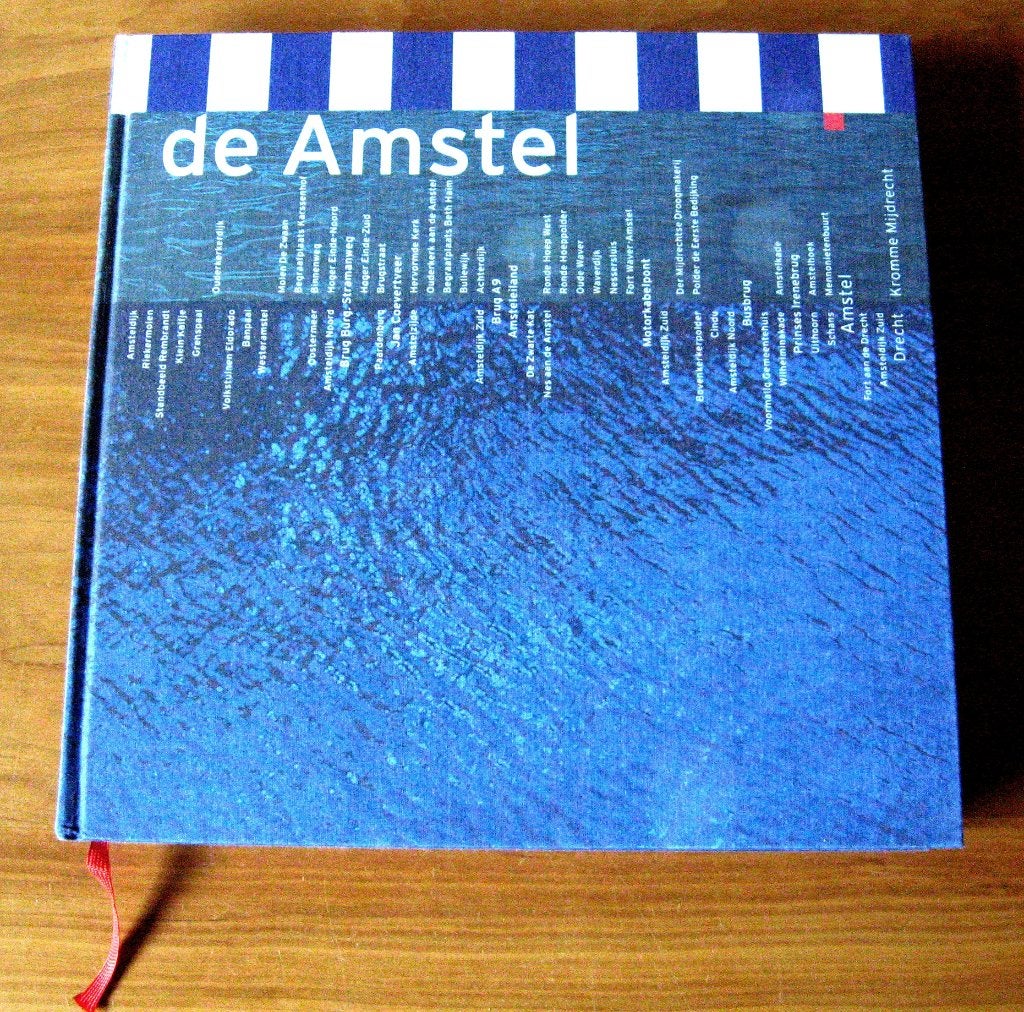Prachtig dik boek De Amstel 2002 linnen omslag 330 paginas, Ophalen of Verzenden, Zo goed als nieuw