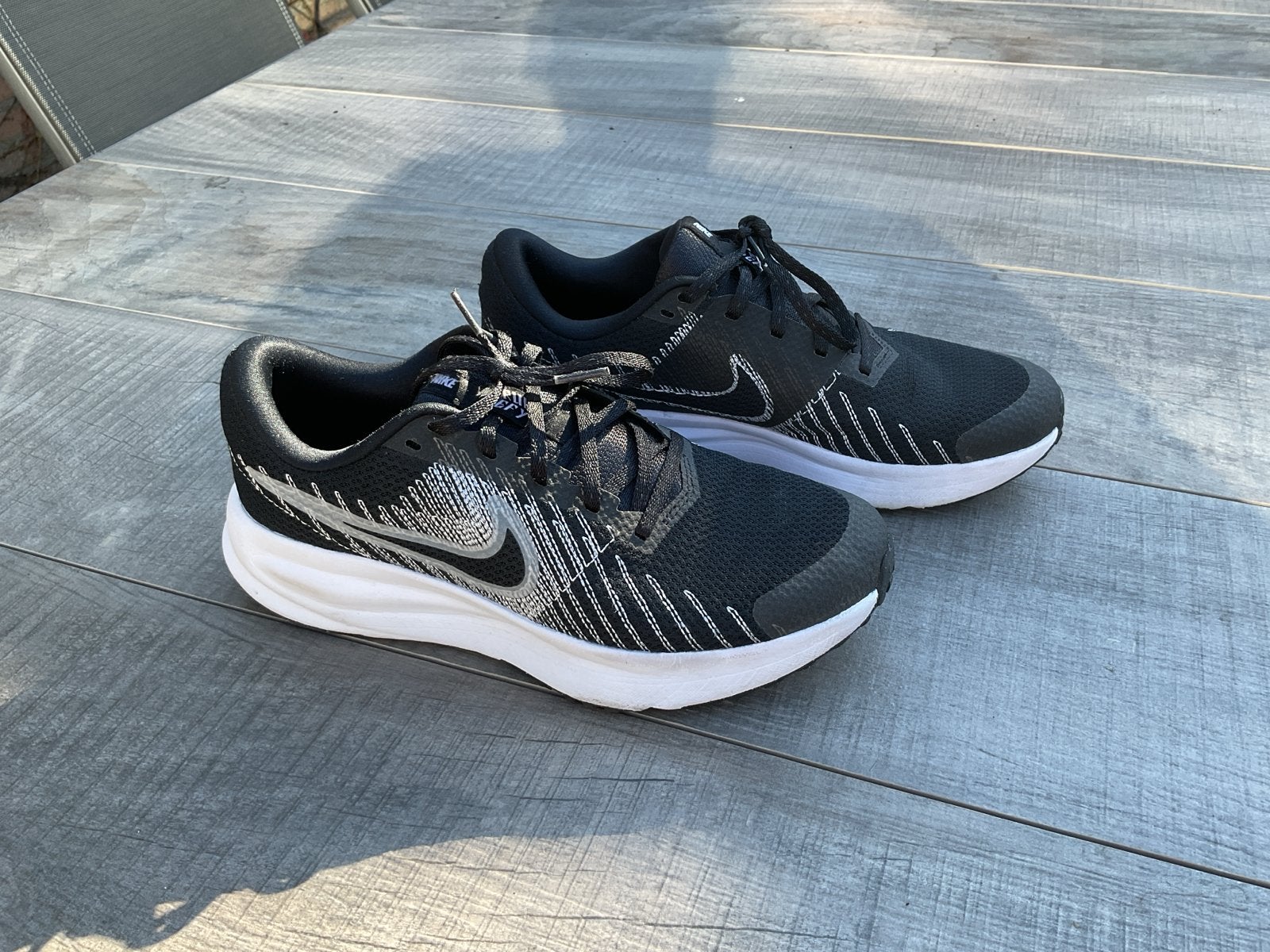 Nike Downshifter 11 hardloopschoenen - Zwart/Wit, Ophalen, Zo goed als nieuw, Zwart, Sneakers of Gympen