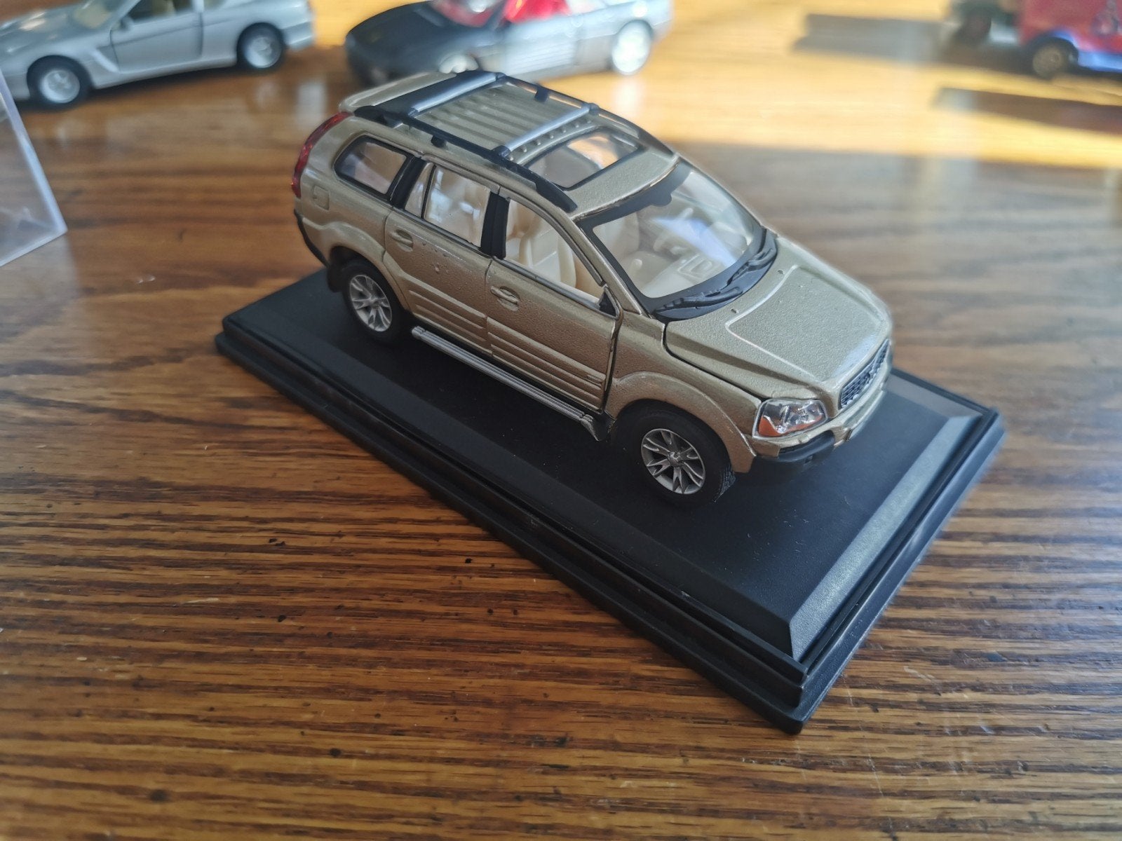 Volvo XC90 schaalmodel 1/43 - Goudkleurig, Hobby en Vrije tijd, Modelauto's | 1:43, Ophalen of Verzenden, Zo goed als nieuw, Auto