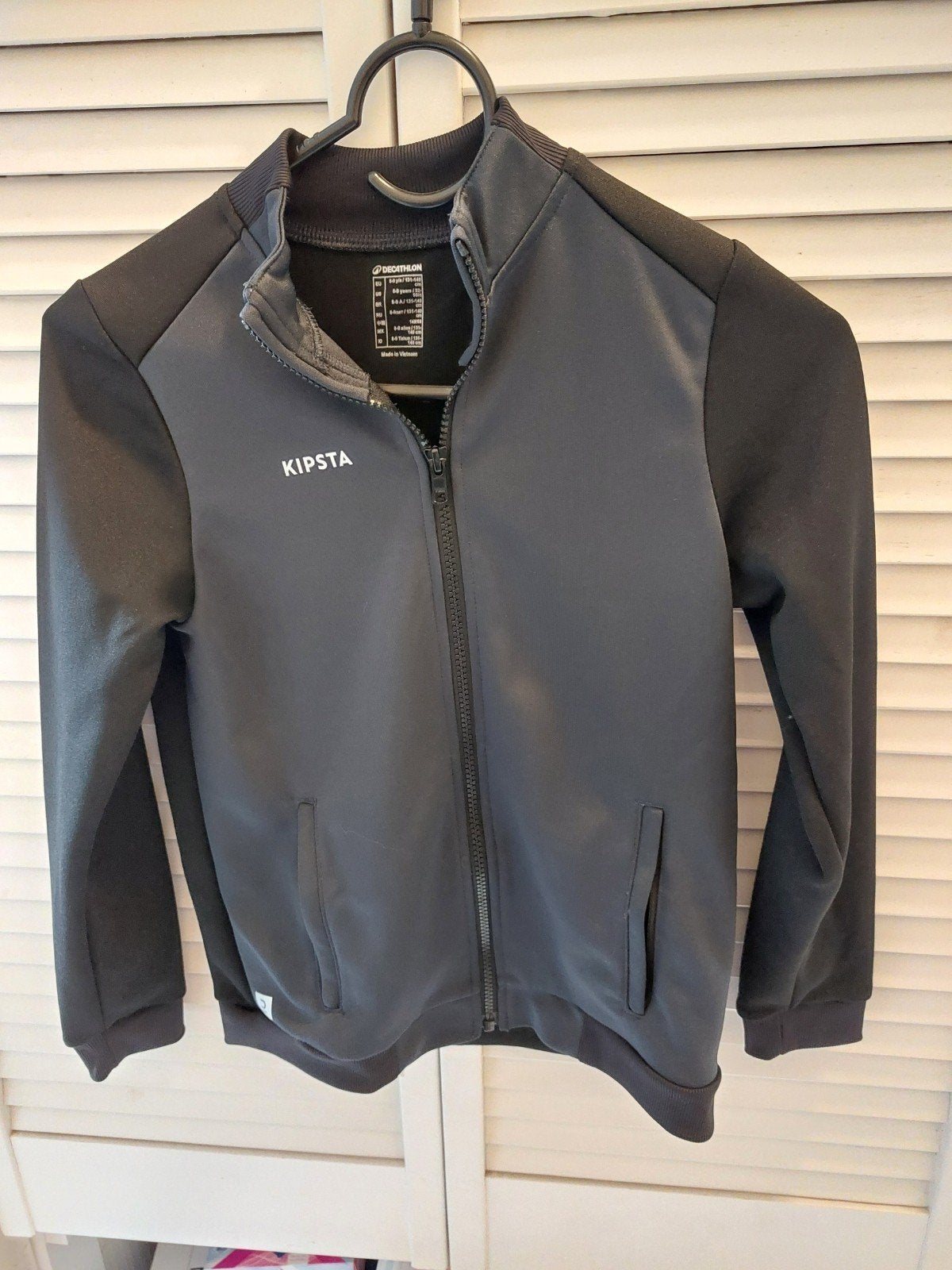 Nieuw trainings jasje Kipsta maat 134, Verzenden, Kipsta, Nieuw, Jongen
