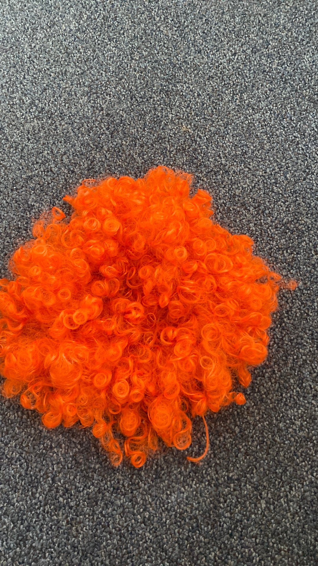 Oranje pruik te koop, Ophalen of Verzenden, Zo goed als nieuw, Oranje of Koningsdag