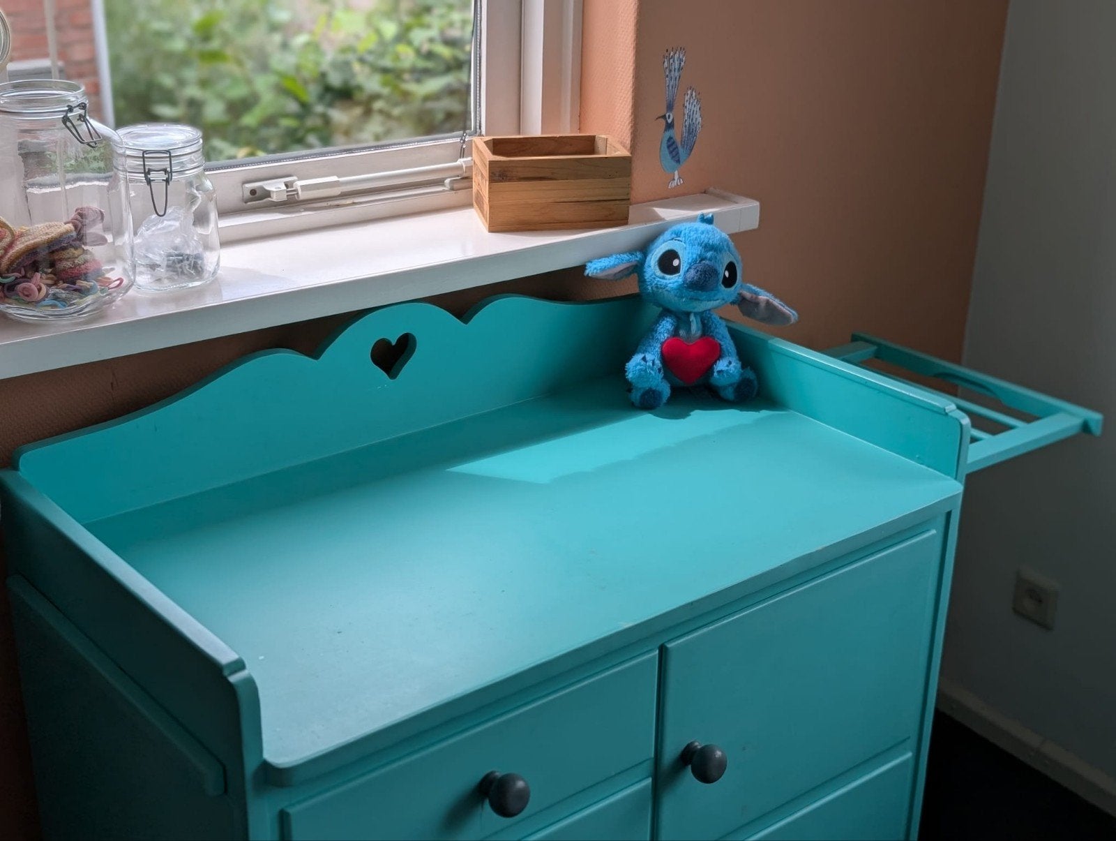 Leuke turquoise commode met lades en opstaande rand, Ophalen, Gebruikt