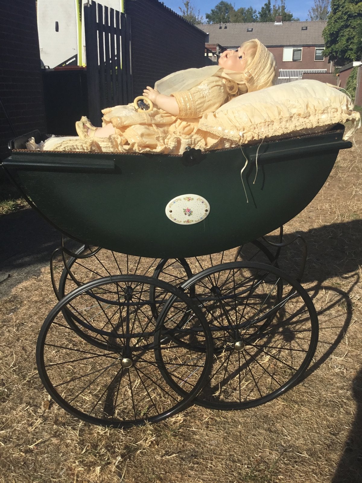 Antieke poppenwagen met porseleinen pop, Ophalen of Verzenden, Gebruikt, Pop